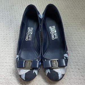 Ferragamo navy denim vara with red and light blue embroidered flowers - size 9.5